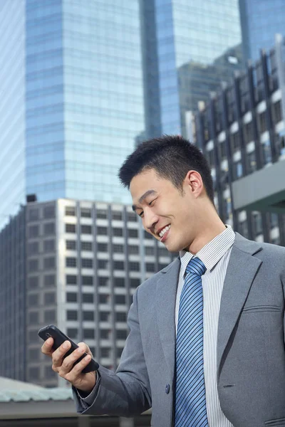 Affärsman Tittar Sin Telefon — Stockfoto