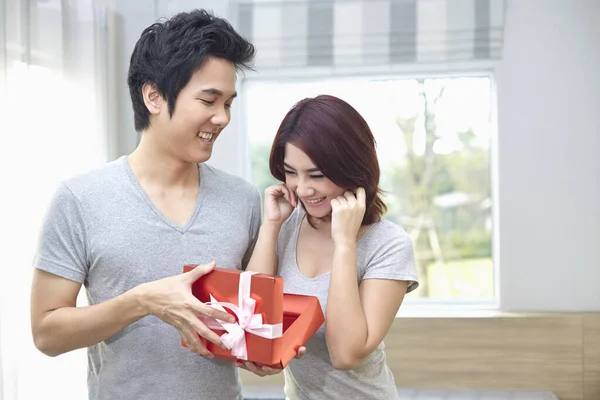 Novio Dando Novia Regalo — Foto de Stock