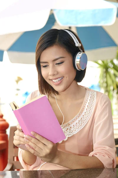 Jeune Femme Lisant Livre Tout Écoutant Musique — Photo