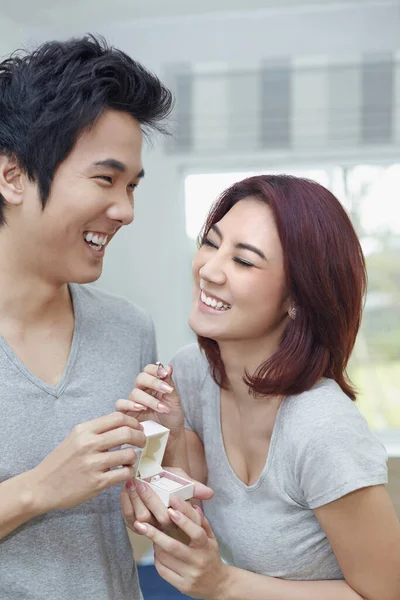 Fidanzato Dando Sua Ragazza Regalo — Foto Stock