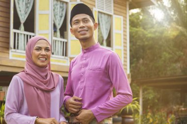 Açık havada duran orta yaşlı Müslüman çift