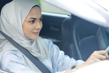Kadın araba kullanıyor.
