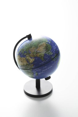 Beyaz arkaplana karşı dünya