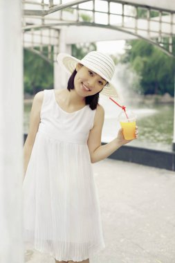 suyu bir fincan tutan kadın