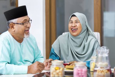 Kurban Bayramı 'nda Müslüman çift sohbet ediyor