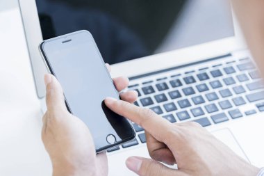 Akıllı telefon kullanan adam.
