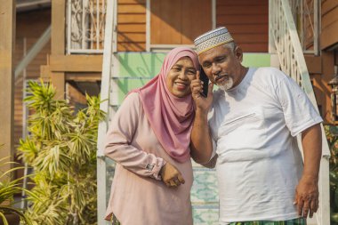 Üst düzey bir çift cep telefonundan bir arama dinliyor.