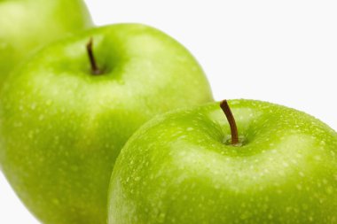 Su damlacıkları olan yeşil elmalar