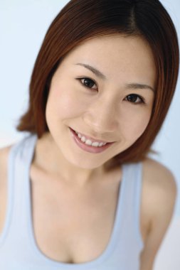 Kadın yakından gülümsüyor.