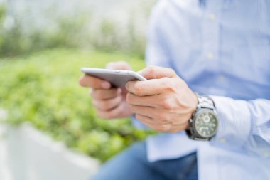 Cep telefonunda oyun oynayan adam