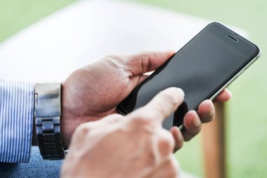 Cep telefonu kullanan adam