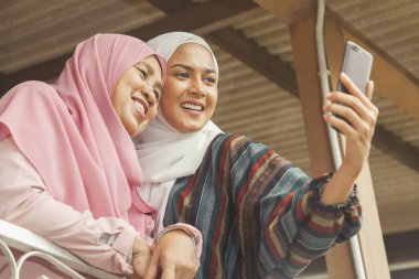 Anne ve kızı selfie çekiyor.