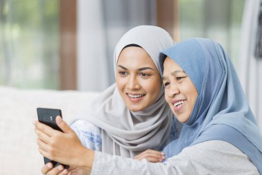 Anne ve kızı selfie çekiyor.