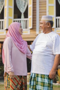 Son sınıf çifti birbirlerine bakıyorlar.