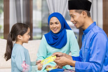 Kurban Bayramı 'nda ebeveynlerinden yeşil zarf alan Müslüman kız