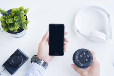 Akıllı telefon tutan adam.