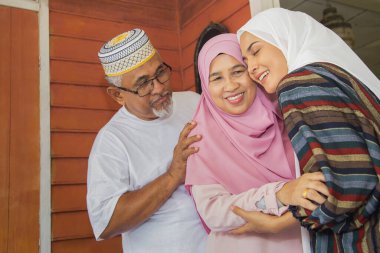 Bayram kutlamaları için eve dönen aile üyeleri.