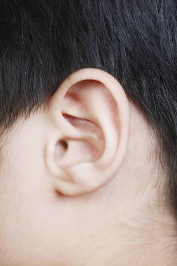 Çocuğun kulağına yakın çekim.