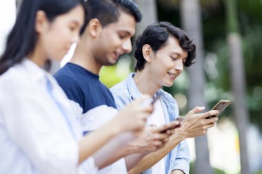 Bir grup arkadaş cep telefonunda