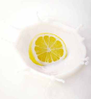 Yarım limon süte sıçrıyor