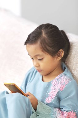 Akıllı telefon kullanan kız