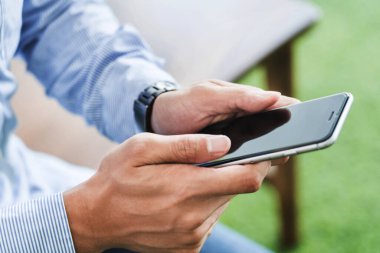 Cep telefonu kullanan adam