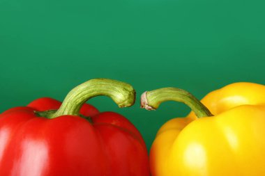 Yeşil arkaplana karşı kırmızı ve sarı başlıklar