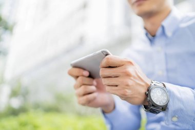 Dışarıda cep telefonu kullanan bir adam.