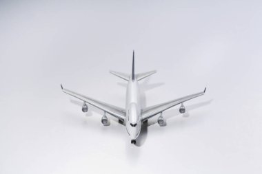 Beyaz arkaplana karşı model uçak