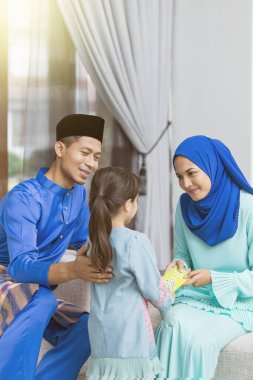 Kurban Bayramı 'nda anne babasından yeşil zarf alan Müslüman kız