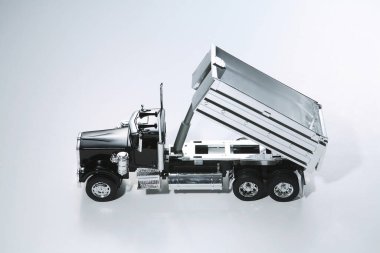 Beyaz arkaplana karşı model kamyon 