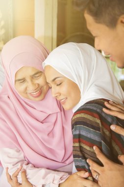 Bayram kutlamaları için eve dönen aile üyeleri.