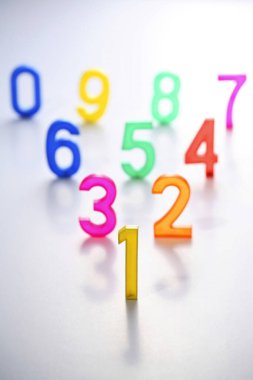 Beyaz arkaplana karşı numaralar