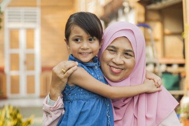 Büyükanne ve torun sarılıyor.