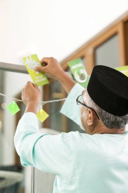 Kurban Bayramı için ev dekorasyonu yapan Müslüman bir adam