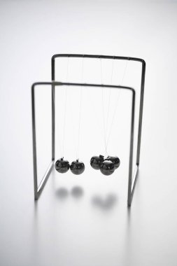 Newton sarkacı beyaz arkaplana karşı