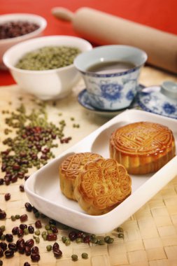 Yanında kırmızı fasulye ve yeşil fasulye olan ay çörekleri.