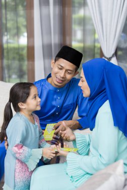 Kurban Bayramı 'nda ebeveynlerinden yeşil zarf alan Müslüman kız