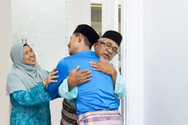 Müslüman erkekler birbirlerini selamlıyorlar.