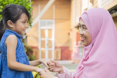 Kız büyükannesini selamlıyor.