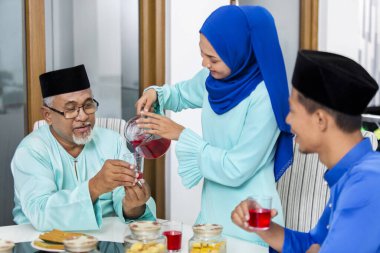 Müslüman kadın ailesine içecek servisi yapıyor.