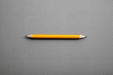 İki ucu da sivri bir kalem.