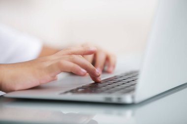 Eller dizüstü bilgisayarda klavyede yazıyor.