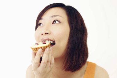 Yaban mersinli tart yiyen bir kadın.