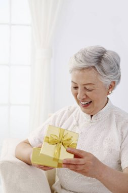 Kıdemli kadın açılış hediyesi.
