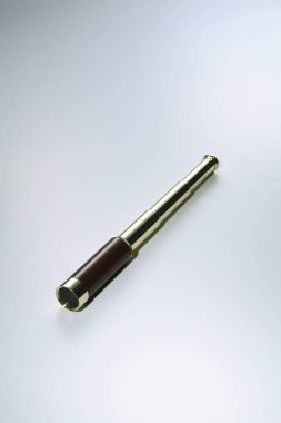 Beyaz arkaplana karşı teleskop