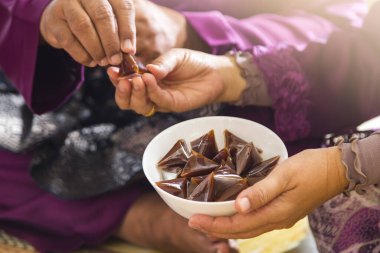 Bayramda dodol dolaştırma