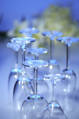 Şampanya kadehlerini ters yüz ettim.