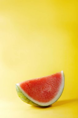 Sarı arka planda su karpuzu
