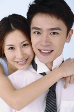 Adam arkadan sarılma kadın